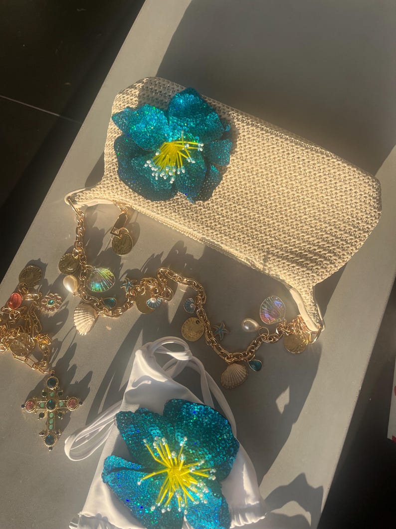 Beige / turquoise flora charm bag