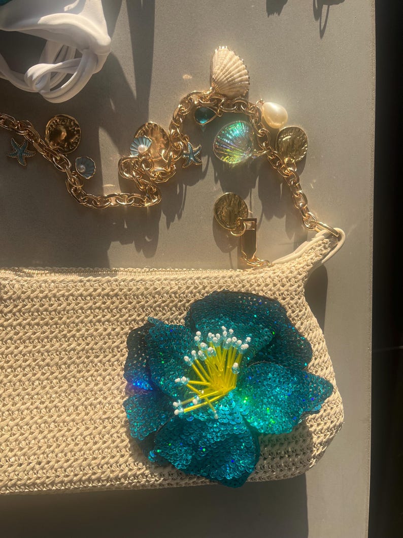 Beige / turquoise flora charm bag